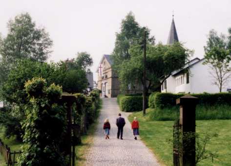 Weg zur Kirche